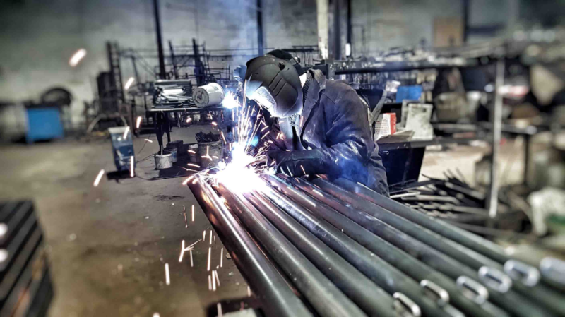 Какие материалы используют при изготовлении уличного спортивного оборудования в Мелитополе?